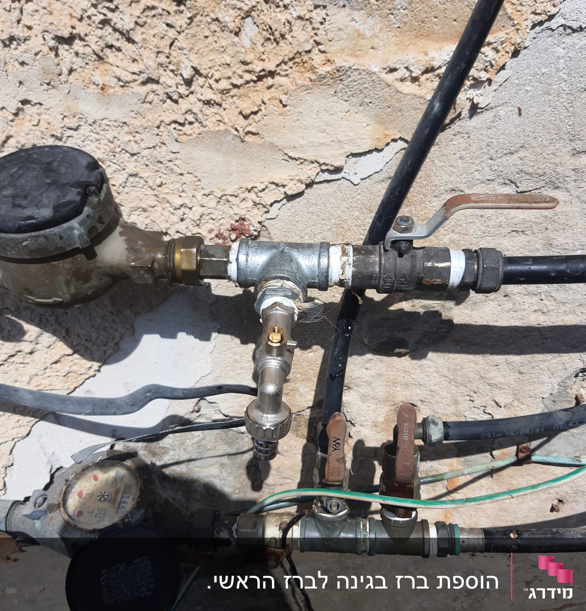 צינורות מים וברזים על קיר חיצוני